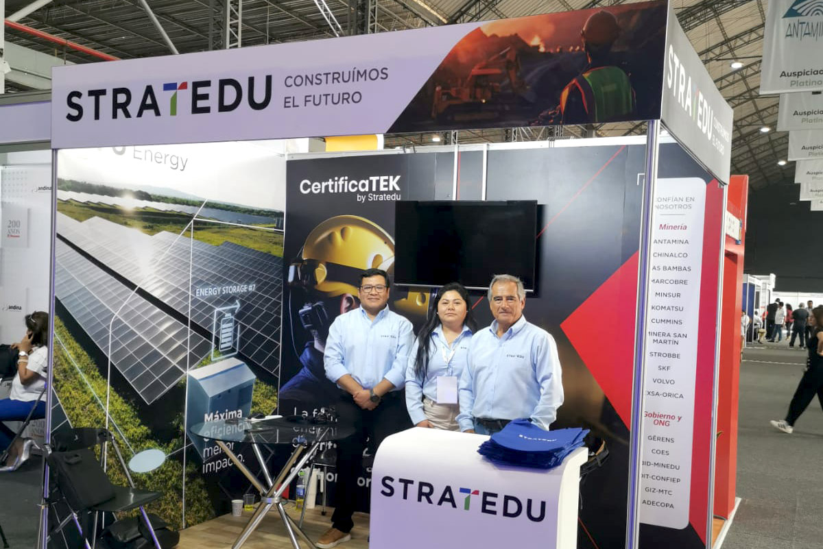 Otto Frech, CEO de Stratedu, junto a Carla Revello, Líder de Proyectos, y Gilber Galindo